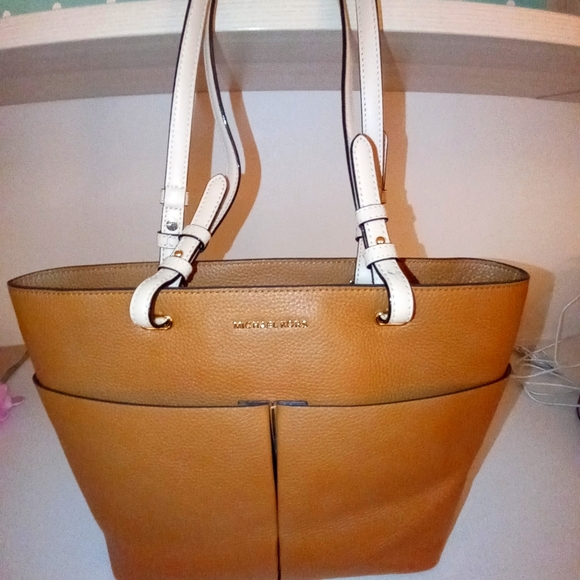 Michael Kors - Picture 1 of 3